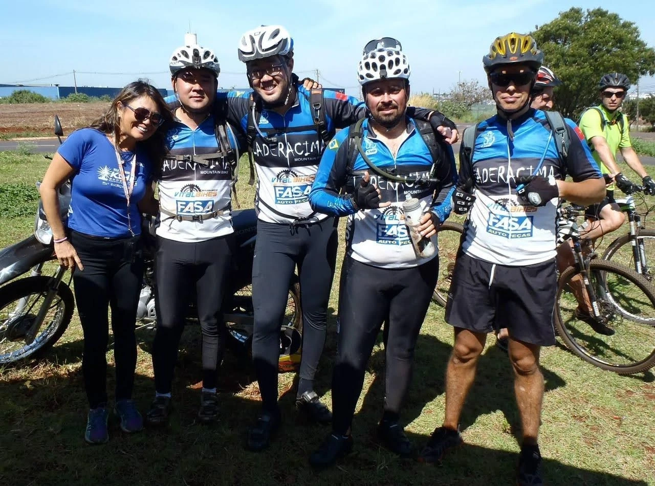 Integrantes do Laderacima com a camisa do grupo